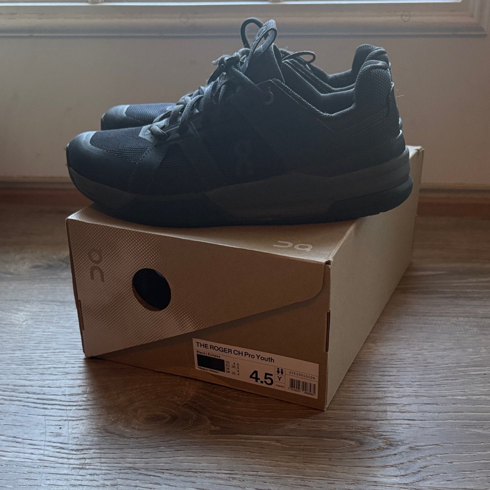 On Kids Black Sneakers — The Roger CH Pro Youth
